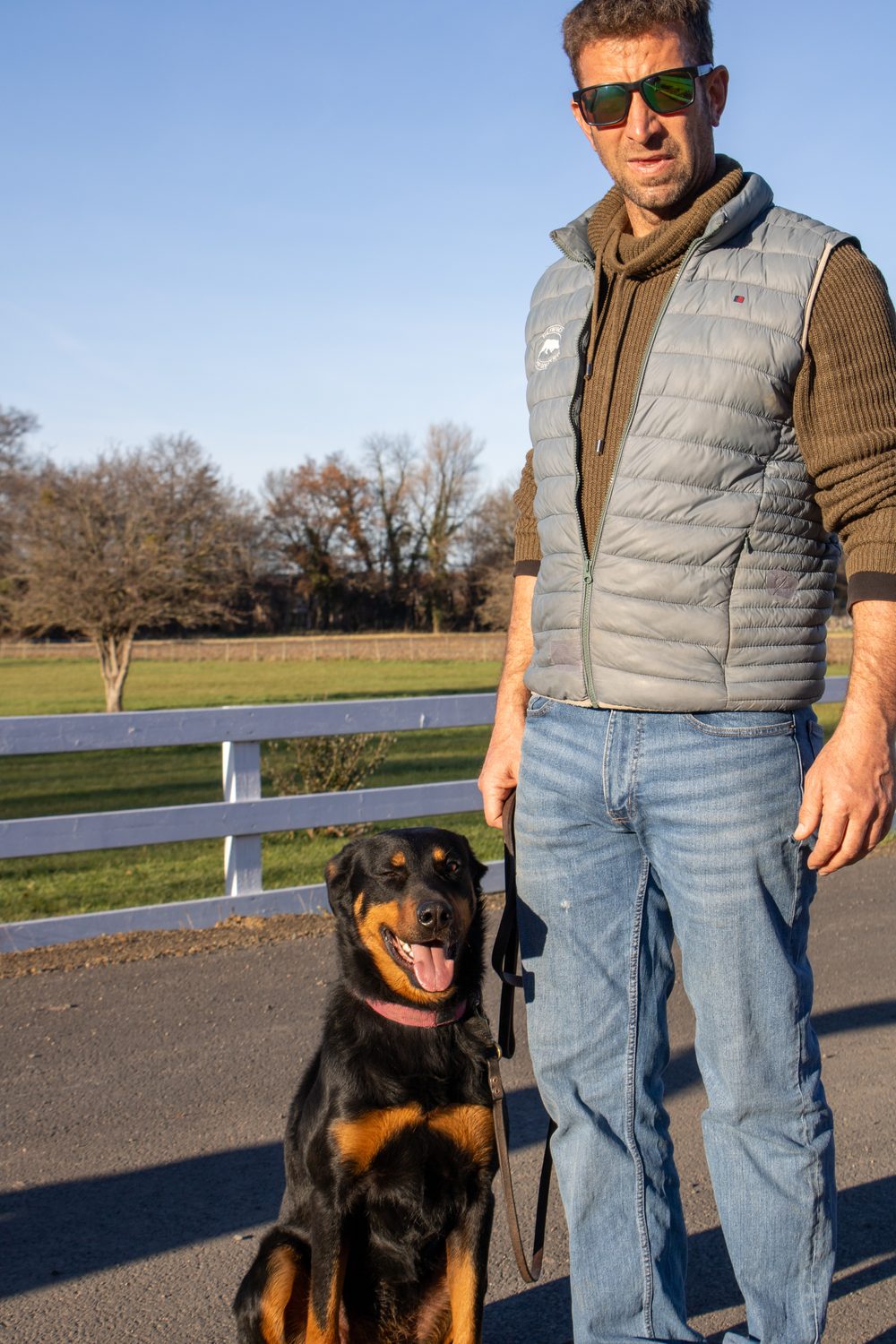 Frédéric Prulhière, éducateur canin à Orcet, au travail avec un Beauceron près de Clermont-Ferrand