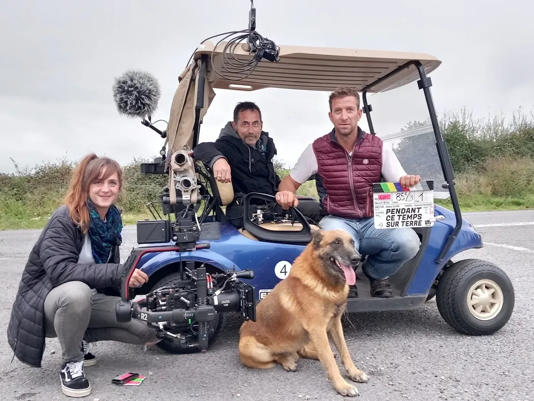 Frédéric Prulhière et son chien sur le tournage du film Pendant ce temps sur Terre
