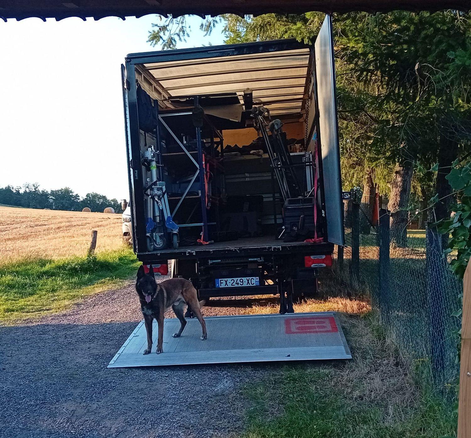 Le chien de Frédéric près du camion régie sur le tournage d'Accalmie