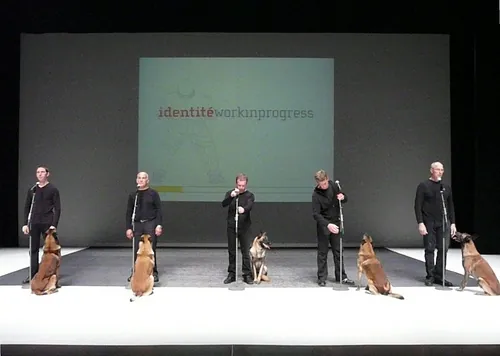 Le chien de Fr&eacute;d&eacute;ric Prulhi&egrave;re sur sc&egrave;ne dans le spectacle Bleib (photo 15)