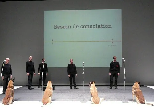 Le chien de Fr&eacute;d&eacute;ric Prulhi&egrave;re sur sc&egrave;ne dans le spectacle Bleib (photo 16)