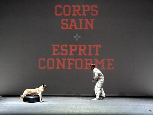 Le chien de Fr&eacute;d&eacute;ric Prulhi&egrave;re sur sc&egrave;ne dans le spectacle Bleib (photo 20)