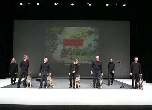 Le chien de Fr&eacute;d&eacute;ric Prulhi&egrave;re sur sc&egrave;ne dans le spectacle Bleib (photo 27)
